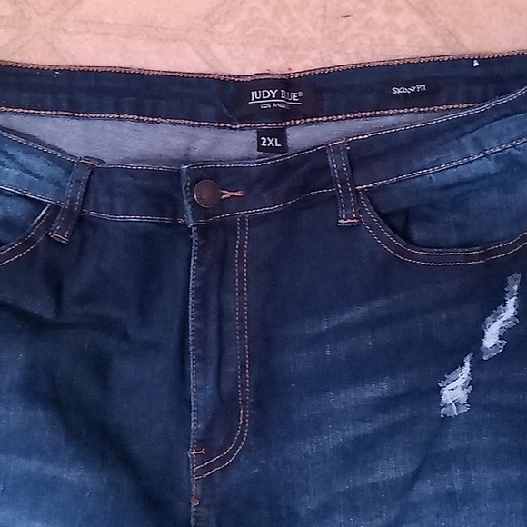 Judy Blue Skinny Fit jeans with distressing - Picture 4 of 8